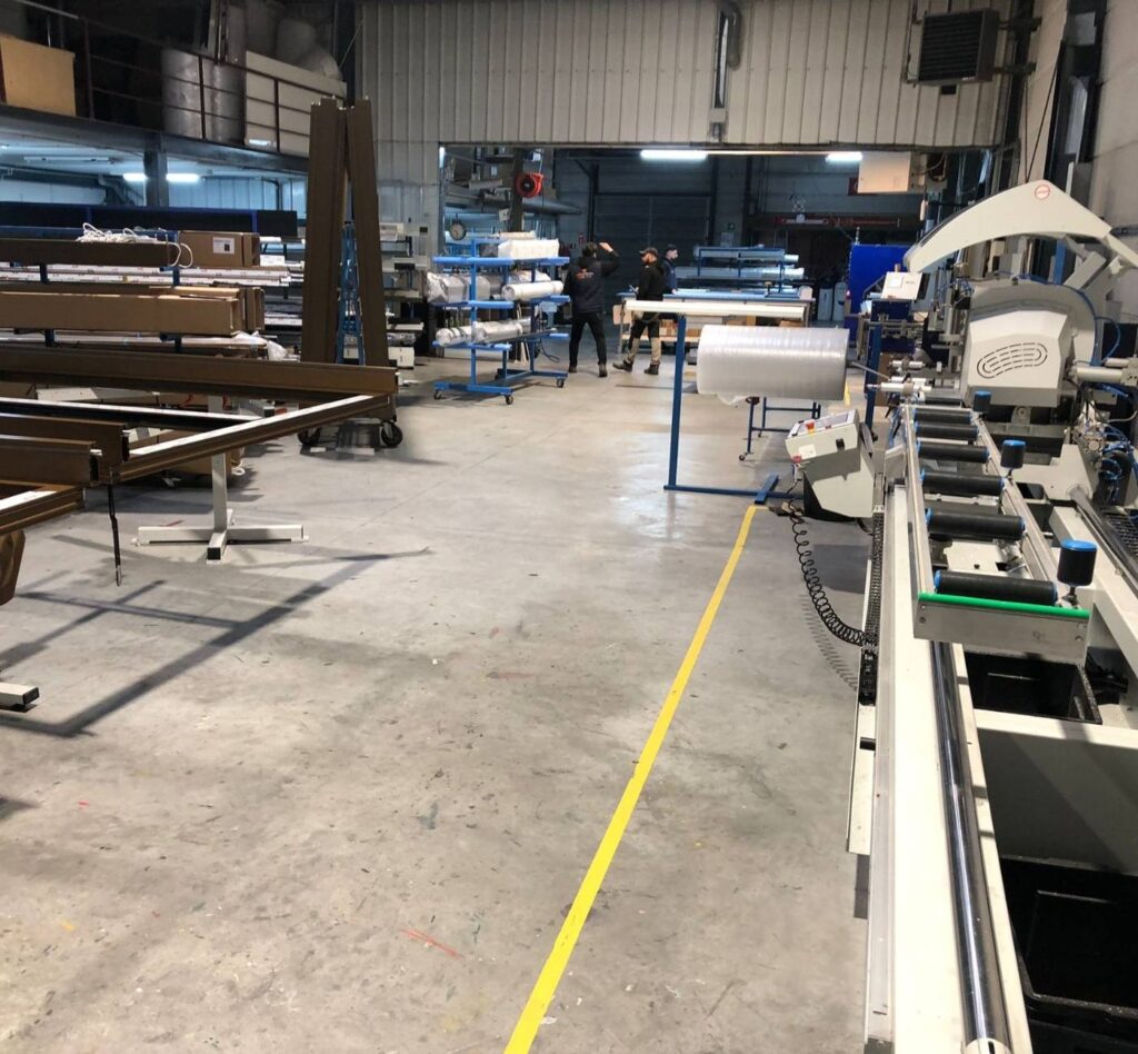 Onze-productiefaciliteit Moderne productiefaciliteit voor PVC, aluminium en houten ramen en deuren – hoogwaardige en energie-efficiënte productie.